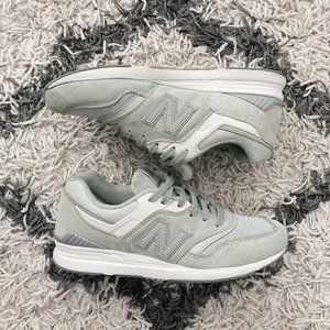 New Balance Women's 697 Sneaker